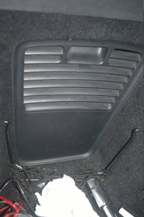 Fitting a Peugeot 308SW reversing camera step G-4